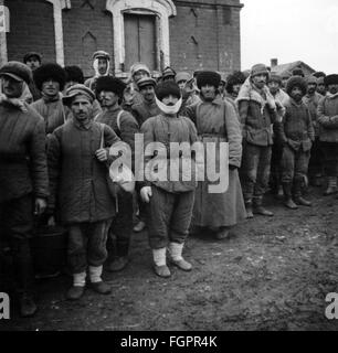 Zweiter Weltkrieg, Sowjetunion, sowjetischer Kriegsgefangener, Aufnahme eines Mitglieds des Reichsarbeitsdienstes (Rad Abteilung K. 1/130), Heeresgruppe Süd, Panzergruppe Kleist, Ukraine, 1941, Zusatzrechte-Clearences-nicht vorhanden Stockfoto