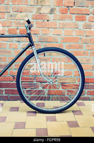 Retro-Stil Fahrrad gegen Mauer, Vintage getönten Foto Stockfoto