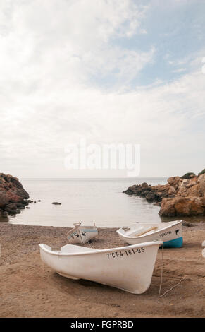 Kleine Fischerboote ausruhen am sandigen Strand von Isla Plana, in der Nähe von Puerto de Mazarron, Murcia, Spanien Stockfoto