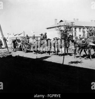 Zweiter Weltkrieg, Wehrmacht, Pferdegezogener Artillerie auf dem marsch in Polen oder in der Ukraine, Sommer 1941, Lichtfeld-Haubitze LFH 18, Zusatzrechte-Freilichtungen-nicht vorhanden Stockfoto