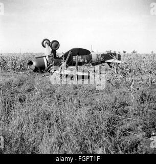 Ereignisse, zweiter Weltkrieg, Luftkrieg, Flugzeug, abgestürzt / beschädigt, Rumänisch Nahaufklärungsflugzeug IAR-39 nach einer Crashlandung im südlichen Sektor der Ostfront, Ukraine, Sommer 1941, zusätzliche-Rechte-Clearences-nicht verfügbar Stockfoto