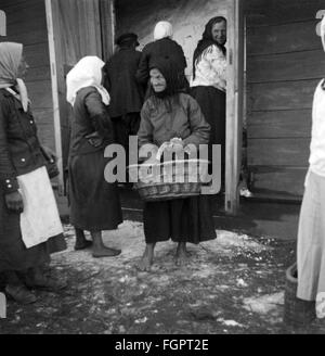 Zweiter Weltkrieg, Sowjetunion, Zivilbevölkerung, Sommer 1941, ukrainische Frauen, die auf Mehl warten, Foto eines Mitglieds des Reichsarbeitsdienstes (Rad), Zusatzrechte-Clearences-nicht vorhanden Stockfoto