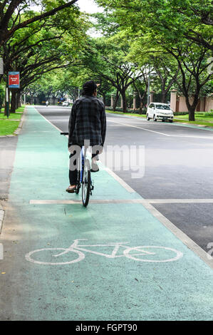 Radfahrer auf Fahrradweg Stockfoto