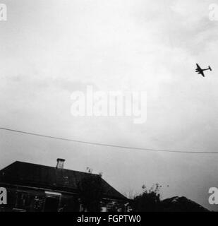 Ereignisse, 2. Weltkrieg, Luftkrieg, Sowjetunion, Operation 'Barbarossa' (Deutsche Invasion der Sowjetunion), deutscher Schwerkämpfer Messerschmitt Bf 110 über einem Dorf in der Ukraine, 1941, Zusatzrechte-Clearences-nicht vorhanden Stockfoto