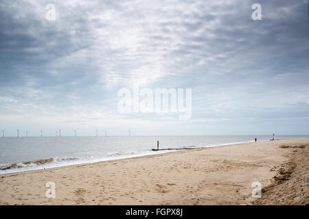 Der Strand und Windturbinen bei Hembsby, Norfolk, England, UK Stockfoto