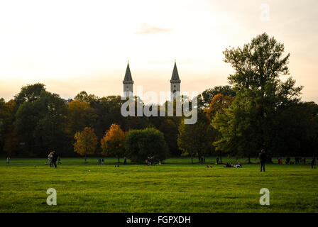 Blick auf die Kirche der Ludwigskirche in München aus der Englischer Garten im Herbst Stockfoto