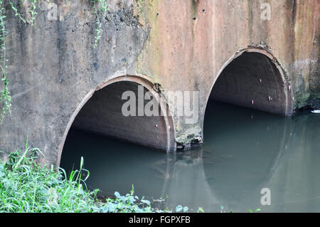 Schleuse am Alam Sutera River in Jakarta, Indonesien Stockfoto