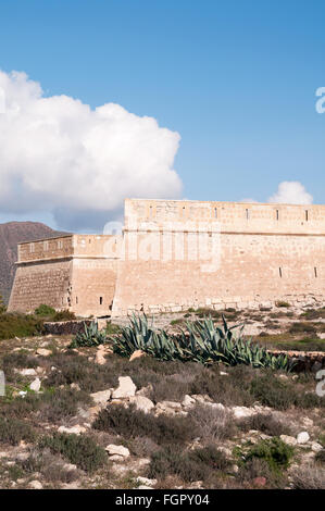 Die Befestigung der Bateria de San Felipe, Los Escullos, in den Nationalpark Cabo de Gata, Nijar, Almeria, Spanien Stockfoto