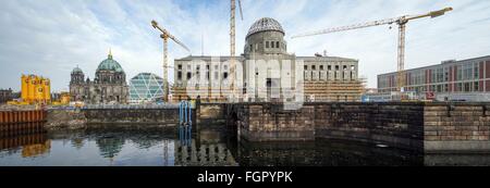 Deutschland: Berliner Dom (links) und das Hauptportal des Berliner Stadtschlosses (Stadtschloss). Foto vom 24. Januar 2016. Stockfoto