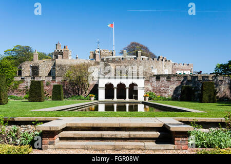 England, Walmer Castle. Queen Elizabeth Queen's Mutter Garten, entworfen von Penelope Hobhouse. Blick auf Teich mit Tudor schloss hinter sich. Stockfoto