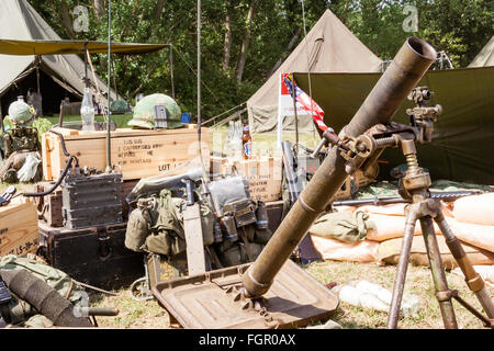 Vietnam Krieg Re-enactment. American heavy Mörtel in sandbagged Position mit verschiedenen Geräten an der Rückseite gegen Kisten gestapelt. Stockfoto