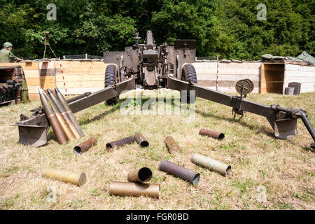 Vietnam Krieg Re-enactment. Ansicht der Rückseite des Amerikanischen 105-mm-Haubitze Artilleriegeschützen, in Brand support Base einstellen. Stockfoto