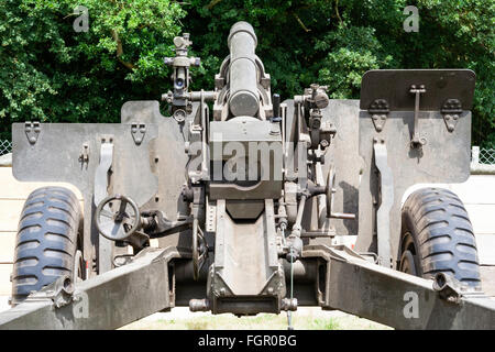 Vietnam Krieg Re-enactment. Ansicht der Rückseite des Amerikanischen 105-mm-Haubitze Artilleriegeschützen, in Brand support Base einstellen. Close Up. Stockfoto