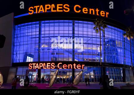 Das beleuchtete Staples Center, eine multifunktionale Sportarena in Los Angeles, im Dezember 2015. Stockfoto