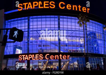 Das beleuchtete Staples Center, eine multifunktionale Sportarena in Los Angeles, im Dezember 2015. Stockfoto