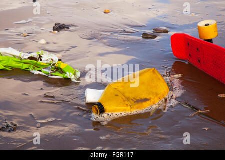 New Brighton, Wallasey, Großbritannien. 22. Feb 2016. UK Wetter: Marine Beach Ablagerungen haben eine verbreitete Verschmutzung Problem werden alle der Ozeane der Welt betreffen. Es ist bekannt, dass die Ursache der Verletzungen und Todesfälle von Zahlreiche Meerestiere und Vögel zu sein, entweder, weil sie in ihm oder sie halten es für Beute und Essen werden miteinander verschränkt. Auswirkungen auf die Umwelt von Kunststoff Ablagerungen gewaschen an Land in Marine, Verschränkung, Einnahme, smothering, und Umweltverschmutzung gehören Stockfoto