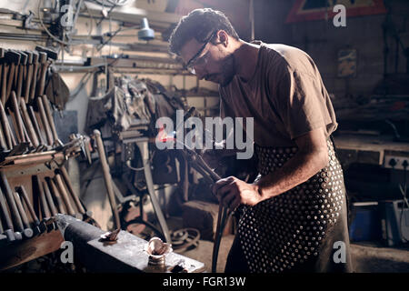 Schmied Heizung Metall mit Lötlampe in Schmiede Stockfoto