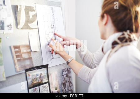 Innenarchitekten diskutieren Blaupausen hängen im Büro Stockfoto