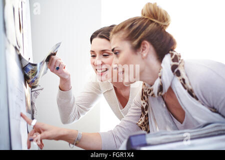 Innenarchitekten diskutieren Blaupausen hängen im Büro Stockfoto