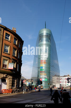 Manchester, UK - 16. Februar 2016: Exchange Square und das National Football Museum Stockfoto