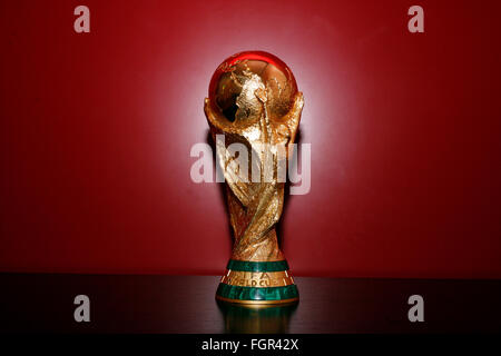 Der deutsche Fußball-Bund-zentrale. Trophäensammlung umfasst die drei WM, das die deutsche Nationalmannschaft gewonnen hat.  Die 1974 WM-Trophäe Stockfoto