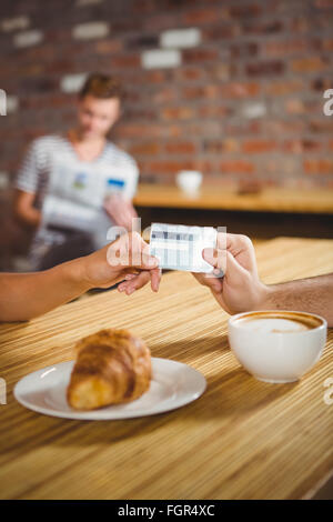 Mann mit seiner Kreditkarte bezahlen Stockfoto