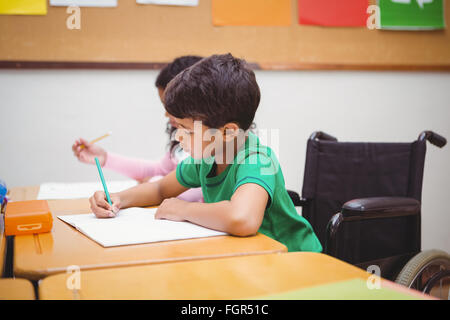 Lächelnd Schüler sitzen im Rollstuhl Stockfoto