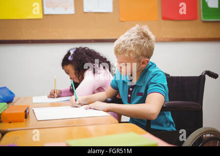 Lächelnd Schüler sitzen im Rollstuhl Stockfoto