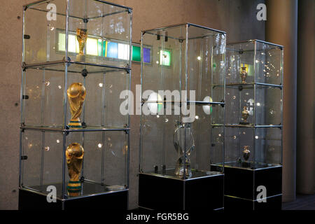 DFB. Die Zentrale des Deutschen Fußballverbands. Pokalkabinett, das die drei Weltcup-Titel umfasst, die die deutsche Nationalmannschaft gewonnen hat. Stockfoto