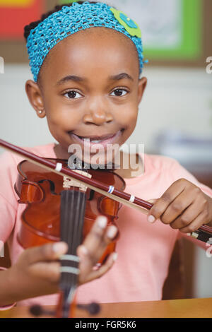 Lächelnd Schüler spielt Geige in einem Klassenzimmer Stockfoto