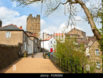 Richmond Bergfried überragt die umliegenden Häuser in der Marktstadt. North Yorkshire, England, UK Stockfoto