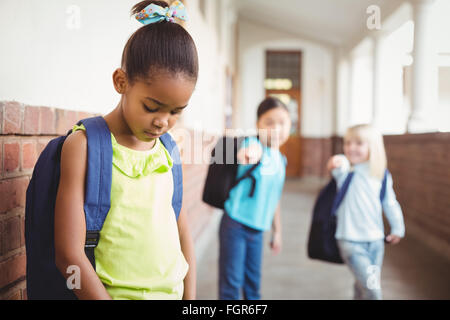 Traurig Schüler gemobbt von Klassenkameraden im Korridor Stockfoto