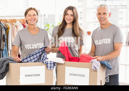 Betroffenen Geschäftsleute mit Spendenboxen Stockfoto