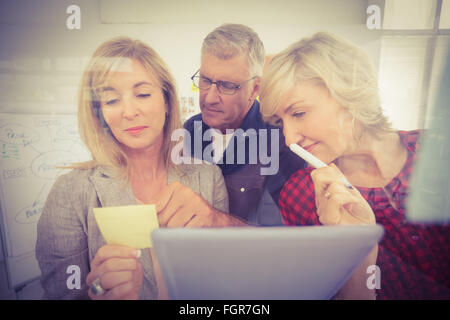 Blick auf einen Post es aufmerksam Business-team Stockfoto