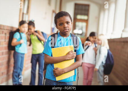 Traurig Schüler gemobbt von Klassenkameraden im Korridor Stockfoto