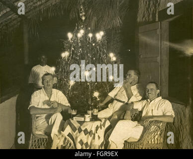 Weihnachten, Männer in Kolonialkleidung feiern Weihnachten unter Palmen, Sierra Leone, Afrika, Weihnachten 1929, Zusatzrechte-Clearences-nicht vorhanden Stockfoto