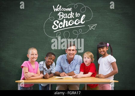 Zusammengesetztes Bild von Lehrer und Schüler lächelnd in die Kamera in Bibliothek Stockfoto