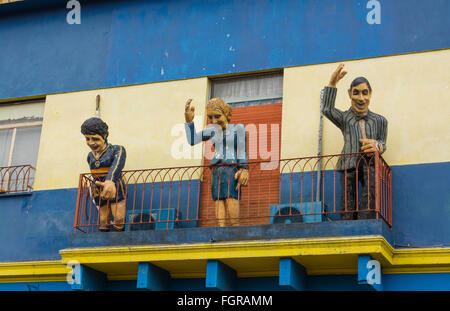 Bunte Straße Buenos Aires Argentinien La Boca mit Wandmalereien am Dach des Gebäudes Stockfoto