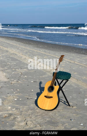 Gelehnt Hocker am Meeresstrand Myrtle Beach South Carolina USA Gitarre Stockfoto