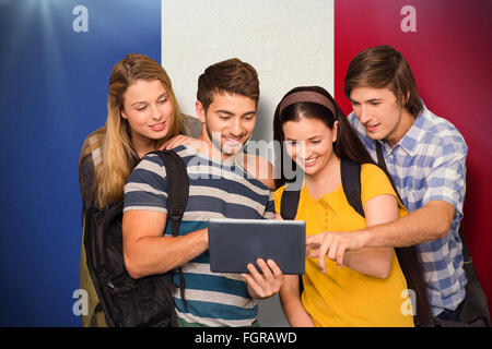 Zusammengesetztes Bild von Studenten mit digital-Tablette am College Korridor Stockfoto