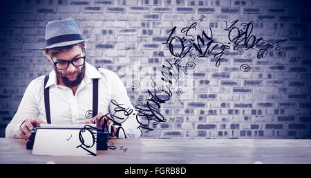 Zusammengesetztes Bild Hipster trägt Brille und Hut auf Schreibmaschine arbeiten Stockfoto