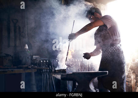 Schmiede Eisen-Tool in Schmiede Heizung Stockfoto