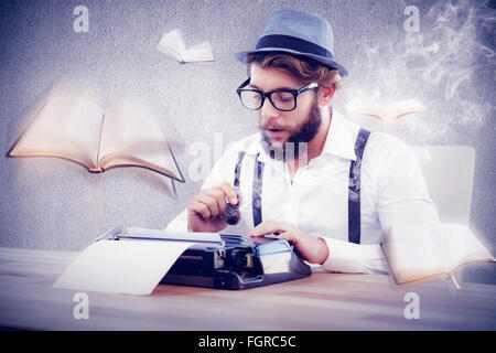 Zusammengesetztes Bild Hipster mit Pfeife während der Arbeit an der Schreibmaschine Stockfoto