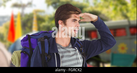 Zusammengesetztes Bild Mann mit Rucksack Abschirmung Augen Stockfoto