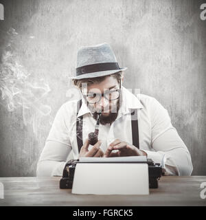 Zusammengesetztes Bild der Hipster Pfeife während seiner Arbeit am Schreibtisch Stockfoto