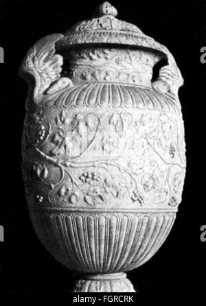 Tod, Särge, alte römische Urne, Vatikan, Rom, Römisches Reich, Rom, Begräbnis, Begräbnisse, Verbrennen, Asche, Asche, Schmuck, Verzierungen, Beerdigung, Beerdigungen, Interment, Interments, Entombment, Untergang, Tod, Sterben, sterben, Decaase, Decasing, Lebensende, Einäscherung, Sarg, Sarg, Särge, Särge, Särge, alte Welt, alte-nicht-alt-alt-alt, Clearing, alt-alt-Welt, nicht verfügbar Stockfoto