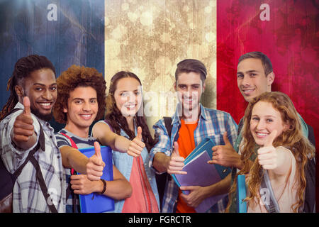 Zusammengesetztes Bild des Lächelns Gruppe von Studenten, die Daumen nach oben Stockfoto