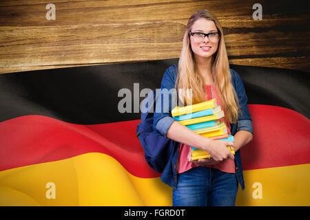 Zusammengesetztes Bild hübsche Studentin in der Bibliothek Stockfoto