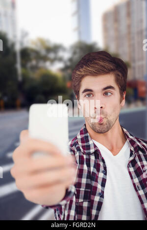 Zusammengesetztes Bild des Mannes, so dass Gesicht während der Einnahme von selfie Stockfoto