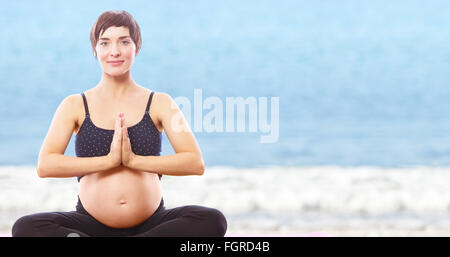 Zusammengesetztes Bild Porträt glücklich schwanger Frau sitzen auf Gymnastikmatte mit Händen trat Stockfoto
